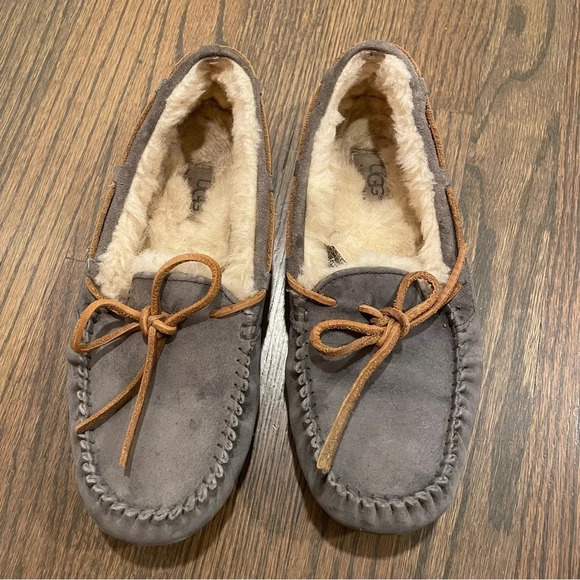 Ugg Dakota Mocassin Slipper - Picture 1 of 12